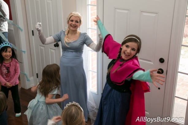 Elsa and Ana make an appearance at our Frozen birthday party!